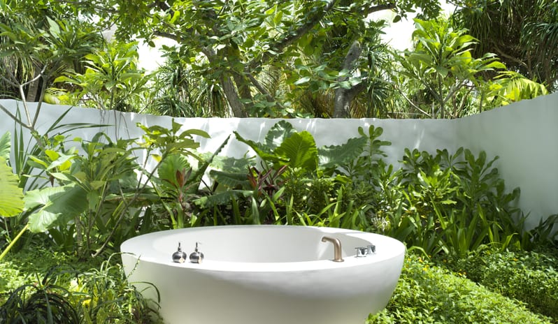 Fairmont Maldives Sirru Fen Fushi-DELUXE BEACH SUNSET VILLA OUTDOOR BATHTUB_15637